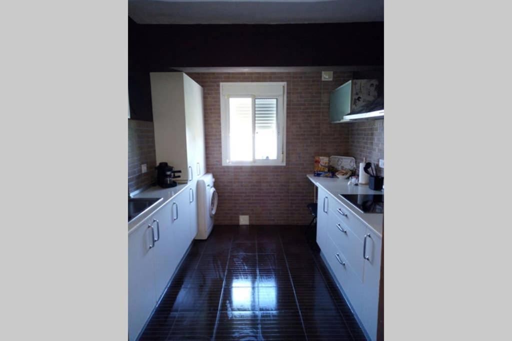 ,piso Completo En Buena Zona,wifi Y Aparcamiento